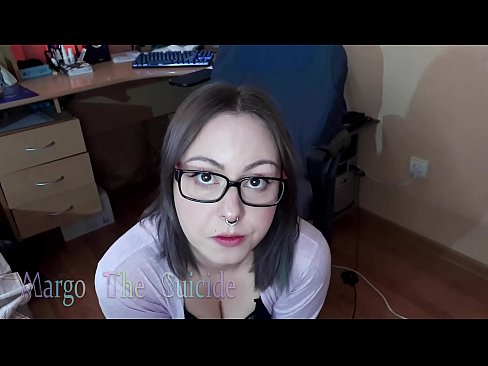 ❤️ Merch Sexy gyda Sbectol Yn Sugno Dildo'n Ddwfn ar y Camera ❤️❌ Fideo porn wrthon ni